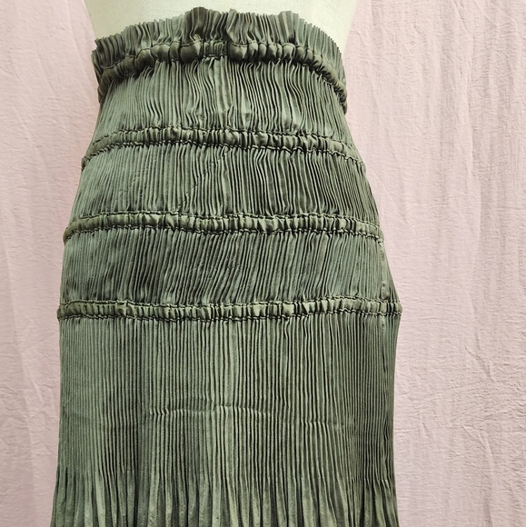 Yakira Bella Ivy Smocked Pleated Flowy Maxi Skirt- Large - Picture 3 of 6